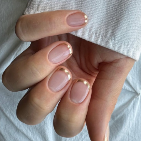 unexpected holiday nails that are not red