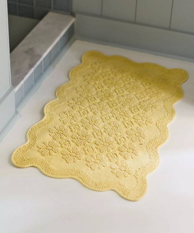 Hand-Woven Floral Wavy Border Bathmat